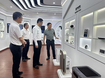 湖北省委常委、省委统战部部长宁咏一行调研腾博会光电